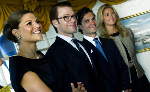 KAN SOFIA BLI MED I DENNE GJENGEN?: F.v. kronprinsesse Victoria, Daniel Westling prins Carl Philip og prinsesse Madeleine før middagen med Sveriges landshövdingar ombord på Ostindiafararen Götheborg onsdag kveld. Foto: STELLA PICTURES
Foto: Claudio Bresciani / SCANPIX / SCANPIX KAN SOFIA BLI MED I DENNE GJENGEN?: F.v. kronprinsesse Victoria, Daniel Westling prins Carl Philip og prinsesse Madeleine før middagen med Sveriges landshövdingar ombord på Ostindiafararen Götheborg onsdag kveld. Foto: STELLA PICTURES
Foto: Claudio Bresciani / SCANPIX / SCANPIX