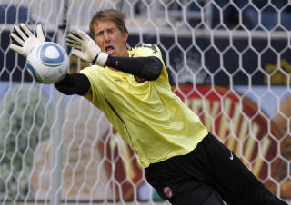SNART 40: Edwin van der Sar holder fortsatt h�y klasse i United-m�let, og han har fortsatt ingen planer om � legge opp. Foto: REUTERS/Tim Shaffer