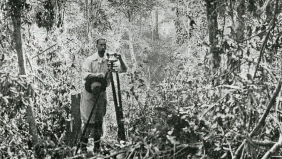 LITEN MANN, STOR SKOG: Percy Harrison Fawcett fotografert i urskogen mellom Brasil og Bolivia i 1908. Bilde fra boka.