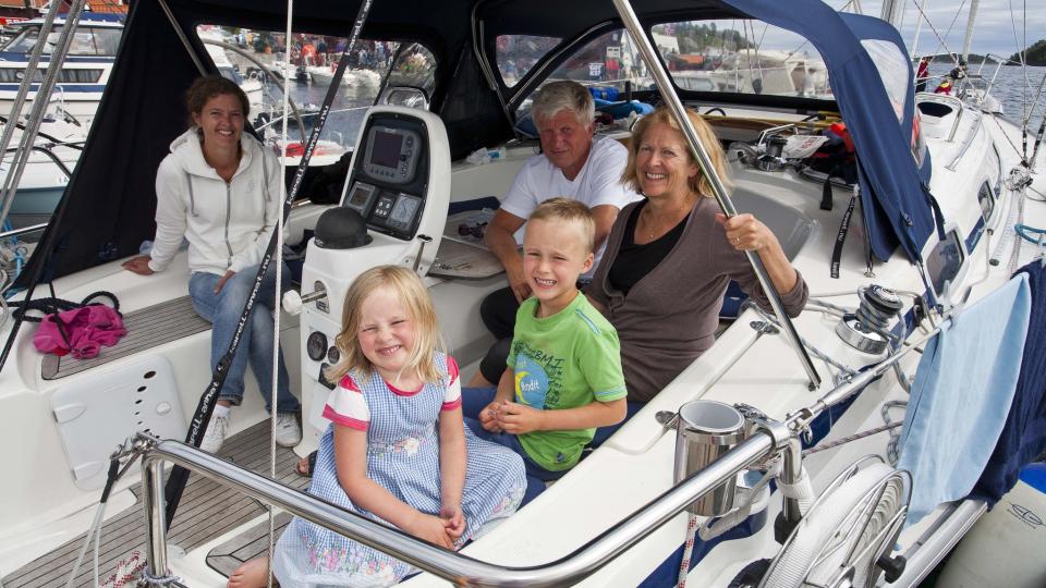 VIND I SEILENE: Marie og Emil K�ldman og mamma Kristine Hodne Bjugn er sammen med besteforeldrene Gerd Hogne og Bent Haughem i deres 38 fot store seilb�t p� tur langs s�rlandskysten. Stadig flere Oslo-folk med god �konomi legger ferien sin til kyststripa for � feriere i egen yacht eller hytte. 
Foto: Per Fl�the