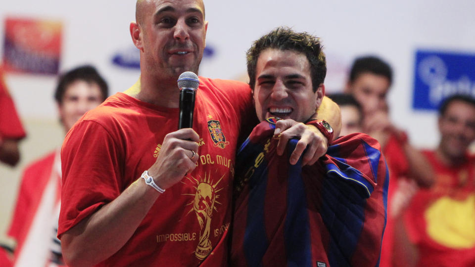 FASTL�ST: Arsenal har utelukket et salg av klubbkaptein Cesc Fabregas (t.h.), til Barcelonas fortvilelse. Slik situasjonen er n�, kommer ikke 23-�ringen n�rmere � ikle seg moderklubbens drakt enn da han fikk den tredd over hodet av Gerard Piqu� og Carles Puyol under feiringen av Spanias VM-gull for to uker siden.Foto: SCANPIX