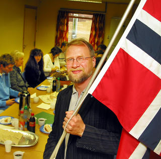 ANTE INGENTING: Her feirer ordf�rer Rolf Espenes (Ap) i Dyr�y kommune at Euroteam Travel ankommer bygda med l�fter om nye arbeidsplasser. Det var i september 2005. Kort tid etter satt kommunen igjen med regninga, og ingen nye arbeidsplasser. Foto: Torgeir Br�then / Nordlys