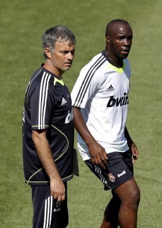 KANDIDAT: Lassana Diarra (t.h) var ikke med i VM, og er tilgjengelig for Blanc. Her med Real-sjef Jose Mourinho. Foto: EPA/BALLESTEROS