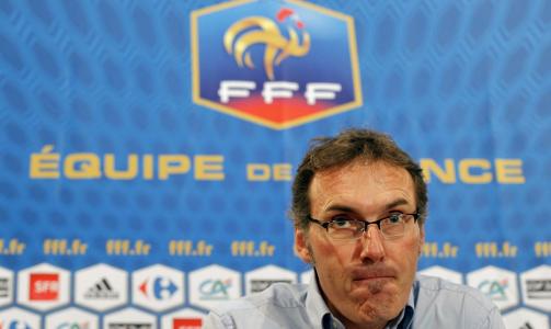 VELGER ET HELT NYTT LAG: Laurent Blanc suspenderte hele VM-troppen og tar trolig med seg en miks av kjente og ukjente franske spillere til Norge. Foto: AP/Thibault Camus