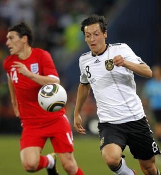 BARRY RUNDET: Drillo lar seg overraske over valget av Gareth Barry p� den engelske midtbanen, her sliter han i kj�lvannet av Mesut �zil. Foto: EPA/YURI KOCHETKOV