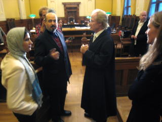 I RETTEN: Suraia Rais (f.v.), Shah Mohammad Rais, Per Danielsen og �sne Seierstad under et m�te i retten i 2009. Foto: Eivind Kristensen
