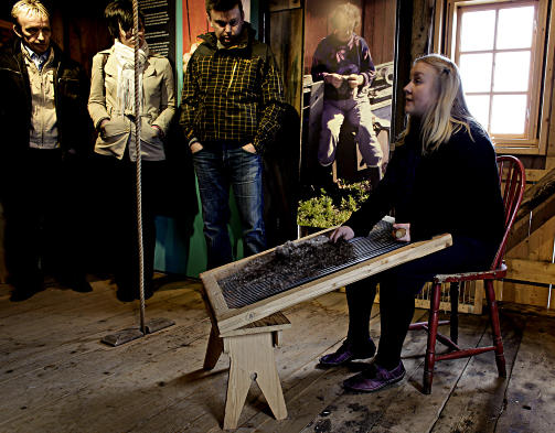 RENSING: Kari Renate Nilsen viser rensing av duna.  Foto: Ole C. H. Thomassen