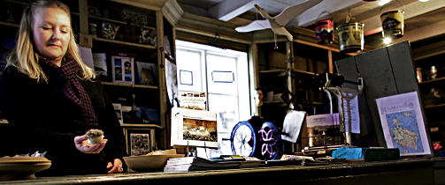 BUTIKKEN: Museet har egen landhandel for suvenirer og sm&aring;ting. . Foto: Ole C. H. Thomassen