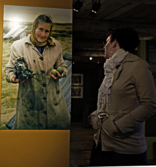 KONTRAST: V&aelig;rbitt fuglevokter og ung turist. Foto: Ole C. H. Thomassen