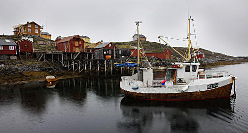 IDYLL: Ytterst i Vega finnes en egen &oslash;yverden. Her er de tidligere egg og dunv&aelig;rene og det restaurerte fiskev&aelig;ret Skj&aelig;rv&aelig;r. : Foto: Ole C. H. Thomassen