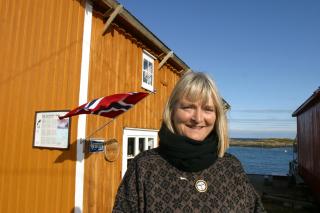 E-HUSET: Inga Elisabeth N�ss er kvinnen bak �rfuglmuseet og en av dem som har gjort mest for � dokumentere den gamle tradisjonen med drift av dunv�r.  
Foto: Hege S�thre Lind