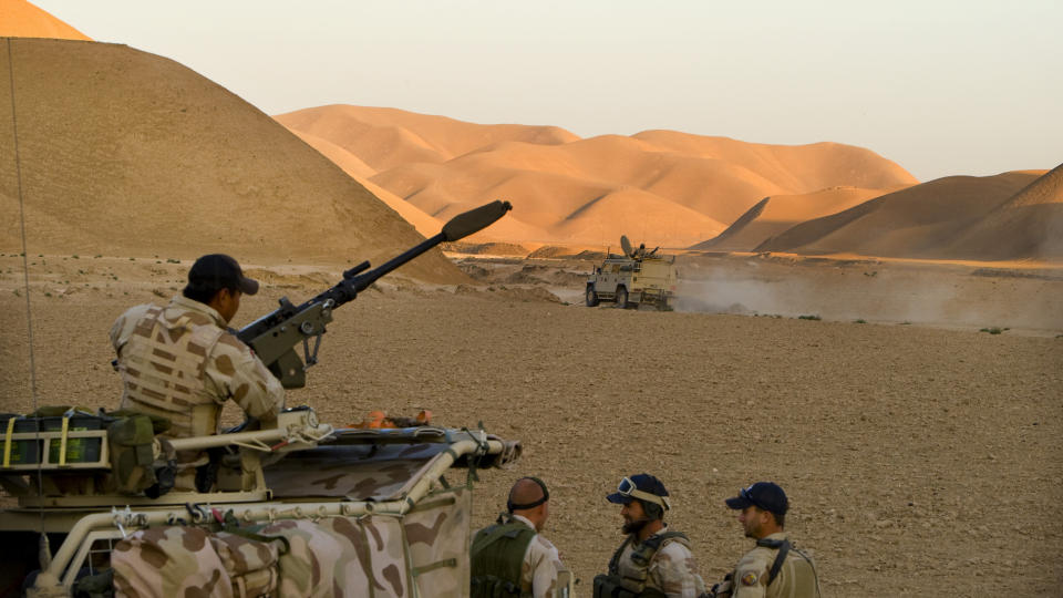 AFGHANISTAN I KRIG: Den norske regjeringen har v�rt uklare n�r det gjelder definisjonene av den norske deltagelsen i Afghanistan, skriver Mads Harlem. Her er norske ISAF-soldater fra PRT Meymaneh p� oppdrag i Kwaya Sabz Posh-distriktet i Faryab-provinsen i Nord-Afghanistan. Foto: Heiko Junge/Scanpix