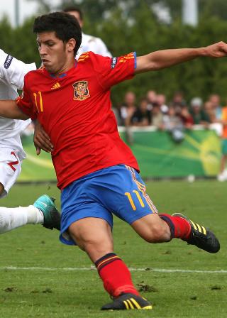 BALANSE: Pacheco viste teknikk, balanse og giftighet foran m�l i Spanias 3-1-seier over England i semifinalen i U19-EM. Foto: AP