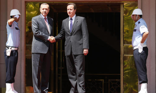 P� STATSBES�K:  Britenes forholdsvis ferske statsminister David Cameron kom med sterk kritikk av blokaden av Gaza p� sitt f�rste offisielle bes�k i Tyrkia. Her sammen med den tyrkiske statsministeren Recep Tayyip Erdogan. Foto: REUTERS/Umit Bektas