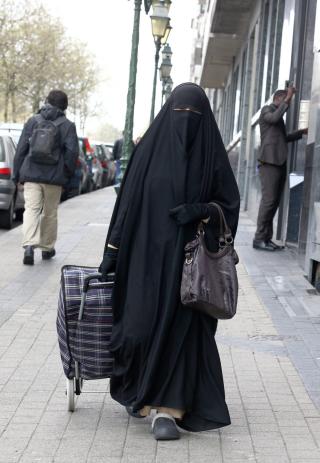 GJENSTAND FOR DEBATT: En kvinne kledd i burka i Brussel. Foto: SCANPIX