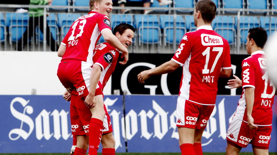 RESERVEPREGET: Ingen spillere som startet i helgas Tippeliga-seier startet mot Leeds. Foto: Scanpix