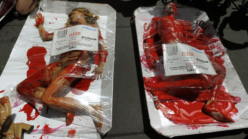  BLODIG: Dyreverne pakket inn i sellofan og smurt inn i kunstig blod under en demstrasjon i New York. FOTO: TIMOTHY A. CLARY/AFP PHOTO/SCANPIX
