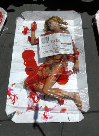  MORD:  Dyrevernsgruppa PETA likestiller det � spise kj�tt med mord.FOTO: TIMOTHY A. CLARY/AFP PHOTO/SCANPIX