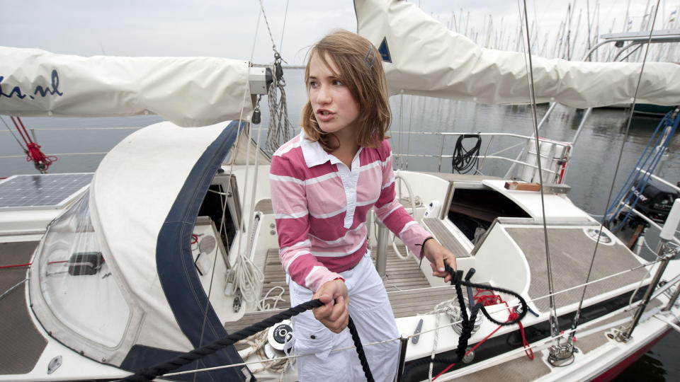 F�R SEILE LIKEVEL:  En rettskjennelse sl�r fast at Laura Dekker (14) likevel f�r reise verden rundt alene i sin 26 fot lange seilb�t. Foto: AFP PHOTO/ANP/MARCO DE SWART/SCANPIX