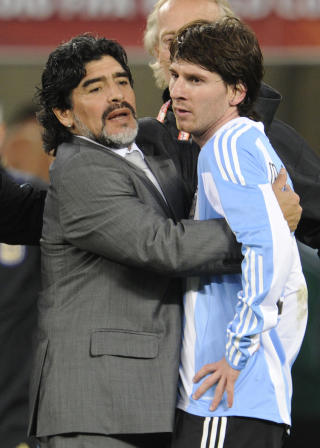 VARMT: Maradona tr�ster Messi etter 4-0-tapet mot Tyskland. Slik vil mange huske fotballguden etter det som kan ha v�rt hans siste opptreden p� verdens st�rste arena - fotball-VM. Foto: AFP