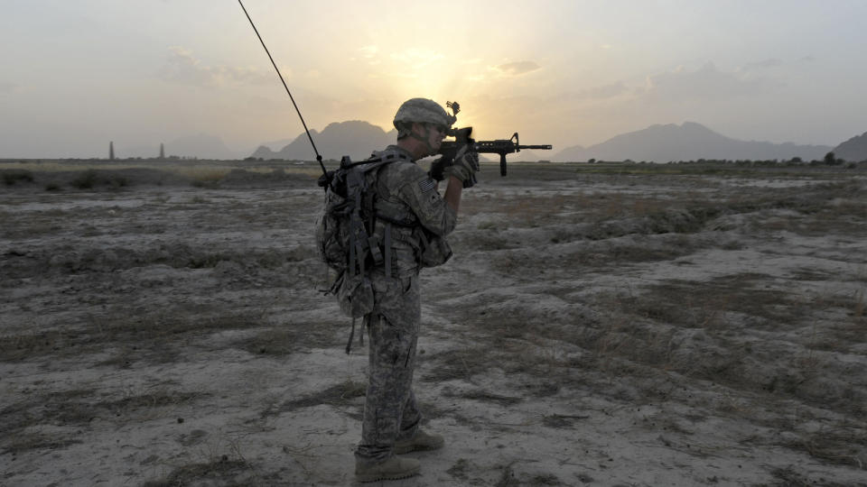 KRIG TAR LIV: Norske og allierte soldater kommer stadig i konflikt med oppr�rere. Norske soldater hevdes � ha drept 40 personer. P� bildet en amerikansk soldat fra Bravo-troppen p� patrulje utenfor landsbyen Rambasi. Foto: AFP PHOTO / Tauseef MUSTAFA