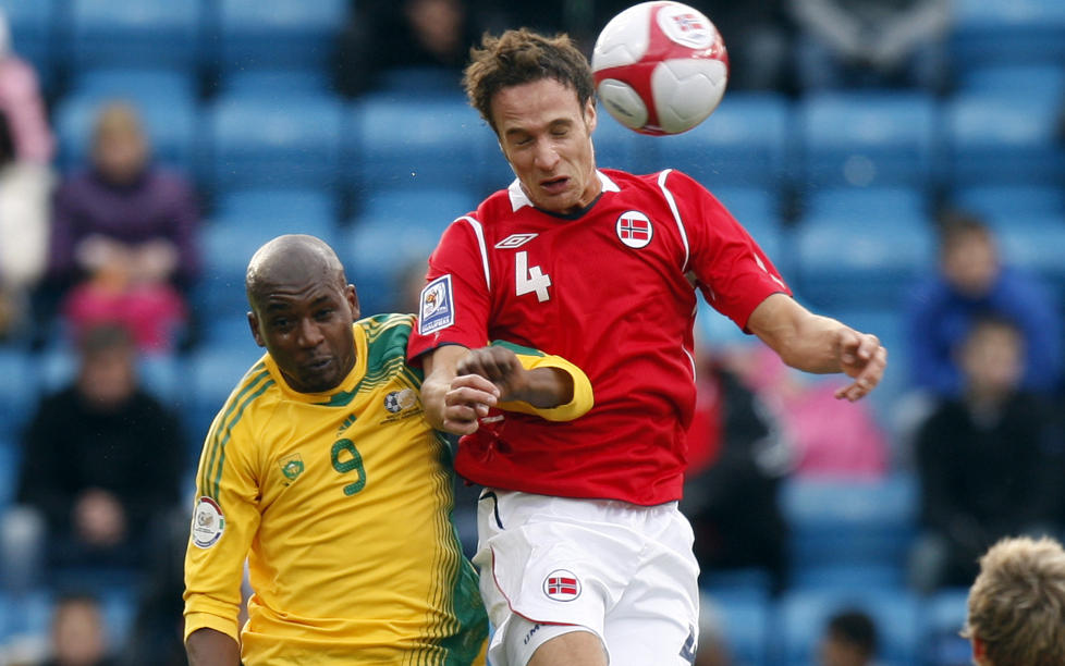 LANDSLAGSSTOPPER: Tore Reginiussen (t.h.) fikk Schalke-kontrakt etter sitt gjennombrudd p� landslaget. Her mot S�r-Afrika p� Ullevaal.
Foto: Lise �serud / Scanpix
