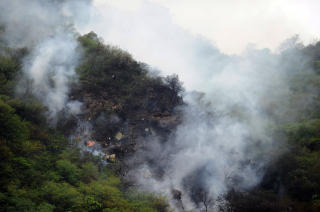 FLERE D�DE: Flere personer er hentet d�de ut av flyvraket. Foto: AFP PHOTO/AAMIR QURESHI/SCANPIX