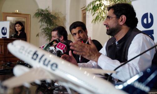PRESSEKONFERANSE: Sjef for flyselskapet Air Blue, Shahid Khakan Abbasi, holder pressekonferanse i Islamabad etter flystyrten. Ved siden av ham sitter visepresident for Airbus, Abdullah Sabai. FOTO: EPA/T.MUGHAL/SCANPIX