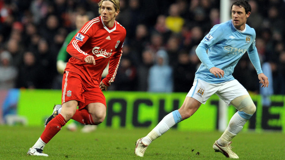 GLEDER SEG TIL LIVERPOOL-RETUREN: Fernando Torres ser fram til � spille for Liverpool igjen, forteller klubbens manager. Dermed er det lite trolig at Spania-spissen blir lagkamerat med verken Carlos Tevez eller Wayne Bridge i City (t.h). Foto: AFP PHOTO/ANDREW YATES