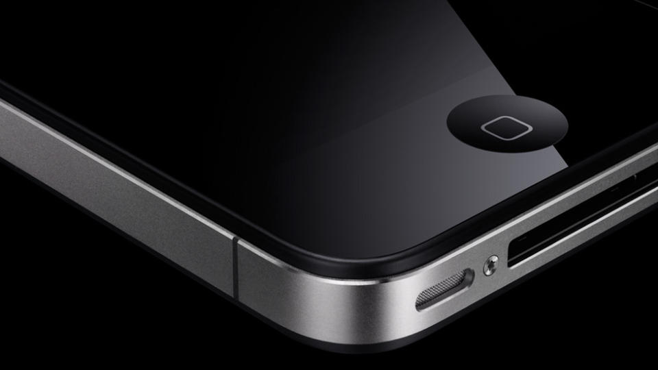 PROBLEMET: Holder du fingrene over skj�ten i metallrammen i nedre venstre hj�rne p� iPhone 4, kan mobilsignalet svekkes. Fra i dag er Apples nye telefon i salg i Norge. Foto: APPLE