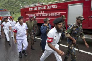 REDNINGSMANNSKAPER: Redningsmannskaper fra det pakistanske forsvaret bist�r i arbeidet med flystyrten.  Foto: AP Photo/B.K.Bangash)