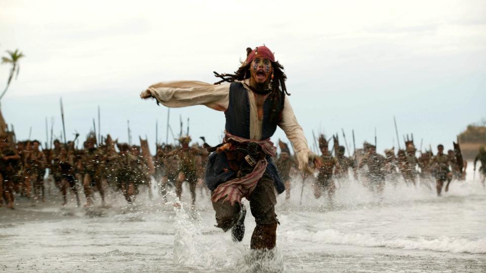 NYE FARER:  Kaptein Jack Sparrow m�ter nye farer i den nye Pirates of the Caribbean-filmen som har premiere i mai til neste �r. Her fra den andre filmen i serien; Dead Man's Chest. Foto: Stella