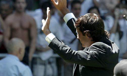 HYLLET: Flere hundre Real-fans m�tte opp da Raul sa adj� mandag. Foto: EPA/BALLESTEROS