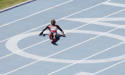 UHELDIG: Folake Akinyemi var uheldig og p�dro seg en strekk i baksiden av l�ret midtveis i sin 100 meter.Foto: SCANPIX