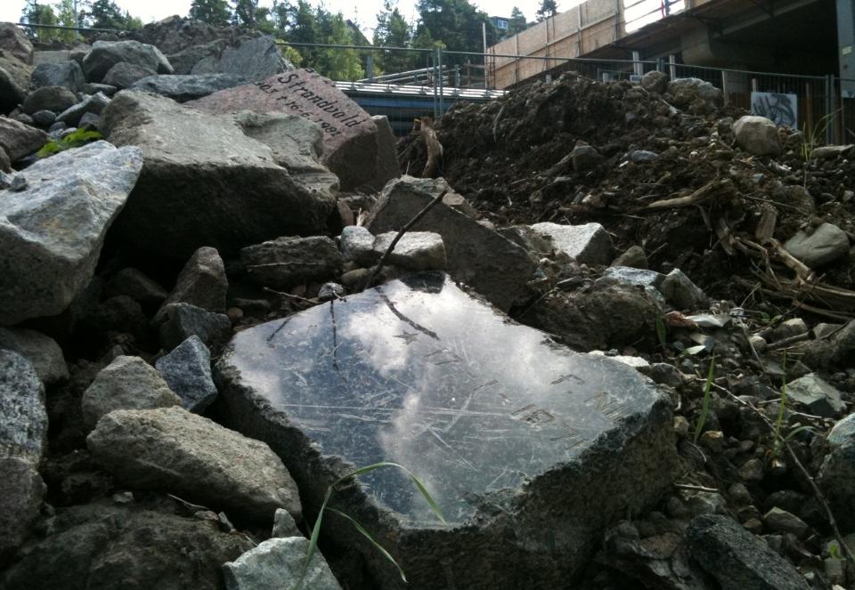 LIGGER �PENT: De knuste gravst�ttene ligger �pent langs veien p� Holmlia. Foto: H�kon Eikesdal/Dagbladet