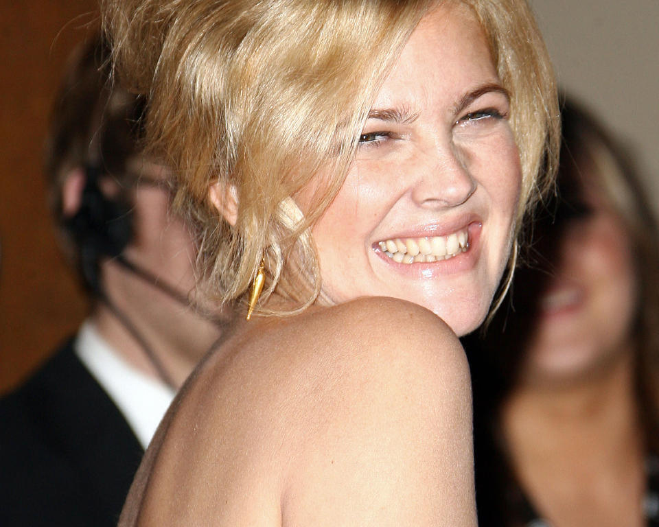 GODTET SEG: Drew Barrymore koste seg da Justin Long, mannen hun har et forhold til, m�tte kaste kl�rne i den nye filmen �Going the Distance�. Her spiller hun blant annet mot sin spesielle venn Justin long. Foto: STELLA PICTURES
