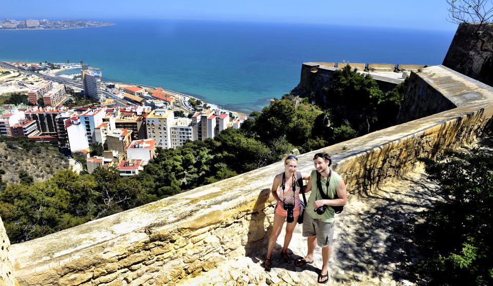 STORBYKUPP: N� koster flybilletter til Alicante og en rekke andre storbyer 89 kroner. Her ser det slovenske paret Maja og Andraz ned p� Alicante fra Castillo de Santa B�rbara.Foto: John T. Pedersen