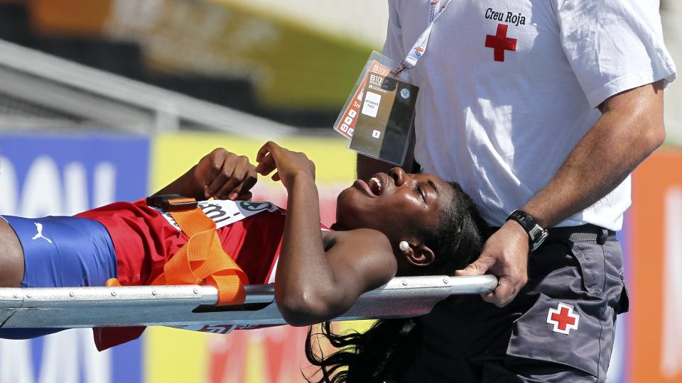 UT P� B�RE: Folake Akinyemis EM er trolig over etter at 20-�ringen p�dro seg en strekk i framsiden av l�ret i fors�ksheatet p� 100 meter.Foto: SCANPIX