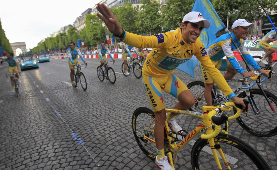 I NY DRAKT NESTE �R: Alberto Contador vant i juli sitt tredje Tour de France i karrieren, og viden anerkjent som den beste Grand Tour-rytteren i sykkelbransjen. Derfor vil han neppe ha s�rlige problemer med � finne seg en ny arbeidsgiver foran neste sesong n� som han har bestemt seg for � la kontrakten med Astana l�pe ut. Foto: SCANPIX