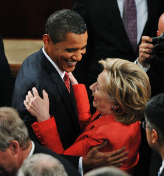 GOD TONE: Chelsea Clintons mamma Hillary Clinton kjempet en lang og innbitt valgkamp mot den seirende President Barack Obama. I dag har de to en �penbar god tone. Foto: STELLA PICTURES