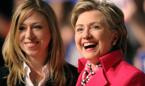 N�RT FORHOLD: Chelsea har f�tt hjelp av sin mor Hillary til � velge kjole. De har blitt observert sammen og hver for seg ved en rekke anledninger. Hva det blir til slutt er det ingen som vet sikkert. Foto: AFP /FILES/Nicholas KAMM