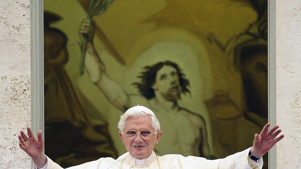 BARNEBOK: Pave Benedict XVI har lansert barnebok, og f�lger dermed i fotsporene til blant andre Madonna, Britney Spears og Kylie Minogue. AFP PHOTO/ FILIPPO MONTEFORTE