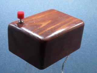 DEN F�RSTE: Den f�rste prototypen til datamusa  fra 1960-tallet, signert oppfinneren Douglas Engelbart. Foto: SCANPIX