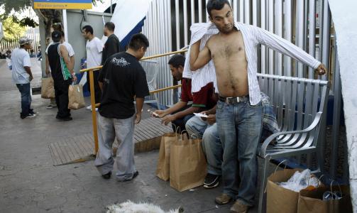 DEPORTERES: Jose Luis fors�kte � komme seg ulovlig inn i USA. I g�r morges lokal tid ble han deportert til Mexico. Foto: Jae C. Hong/Ap Photo