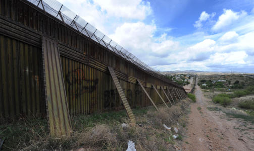 MUREN: Bildet viser utsikten ved muren som deler USA fra Mexico i byen Nogales som ligger i staten Arizona. Foto: Mark Ralston/AFP Photo.