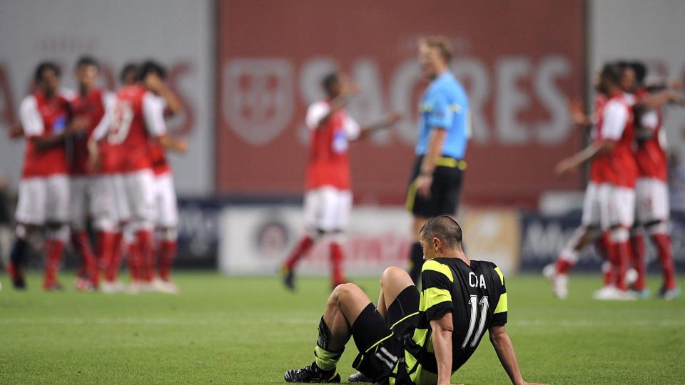 NITRIST: Braga-spillerne jubler, mens Cha Du-Ri sitter p� gresset og depper. Det gjorde ogs� de tilreisende supporterne. Foto: EPA