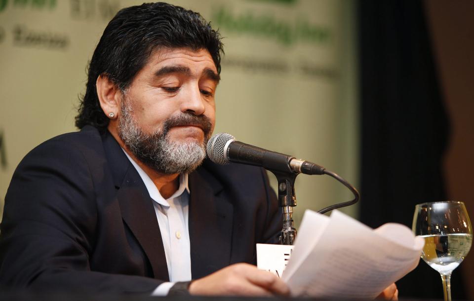 BITTER: Diego Maradona langet ut mot fotballpresident Julio Grondona og landslagsmanager Carlos Bilardo p� en pressekonferanse i Buenos Aires i natt. Foto: SCANPIX