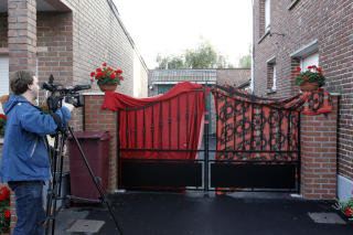 FUNNSTEDET: Pressen er p� plass utenfor parets bolig i Villers-au-Tertre. Foto: Reuters/Scanpix
