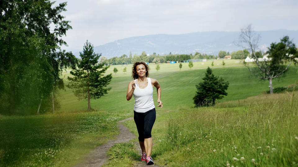 TAR EN TUR: Treningsekspert Kari Jaquesson passer p� � f� g�tt noen turer i l�pet av sommeren, blant annet i Ekeberg-omr�det der hun bor. Hun oppfordrer feriefolket til � ikke ligge rett ut i hele ferien. Foto: TORBJ�RN GR�NNING