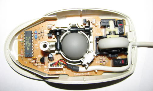 OBDUSERT: Innmaten i en typisk mekanisk mus fra 1990-tallet, fra produsenten Logitech. Foto: Gregory Badon under en CC 3.0 lisens.